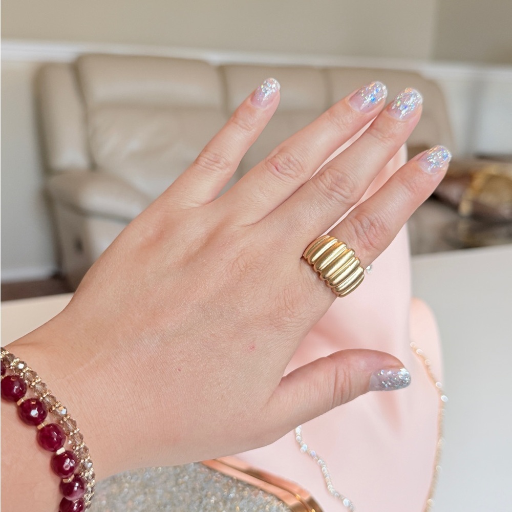Trendy Gold Ribbed Ring - Picture 7 of 8